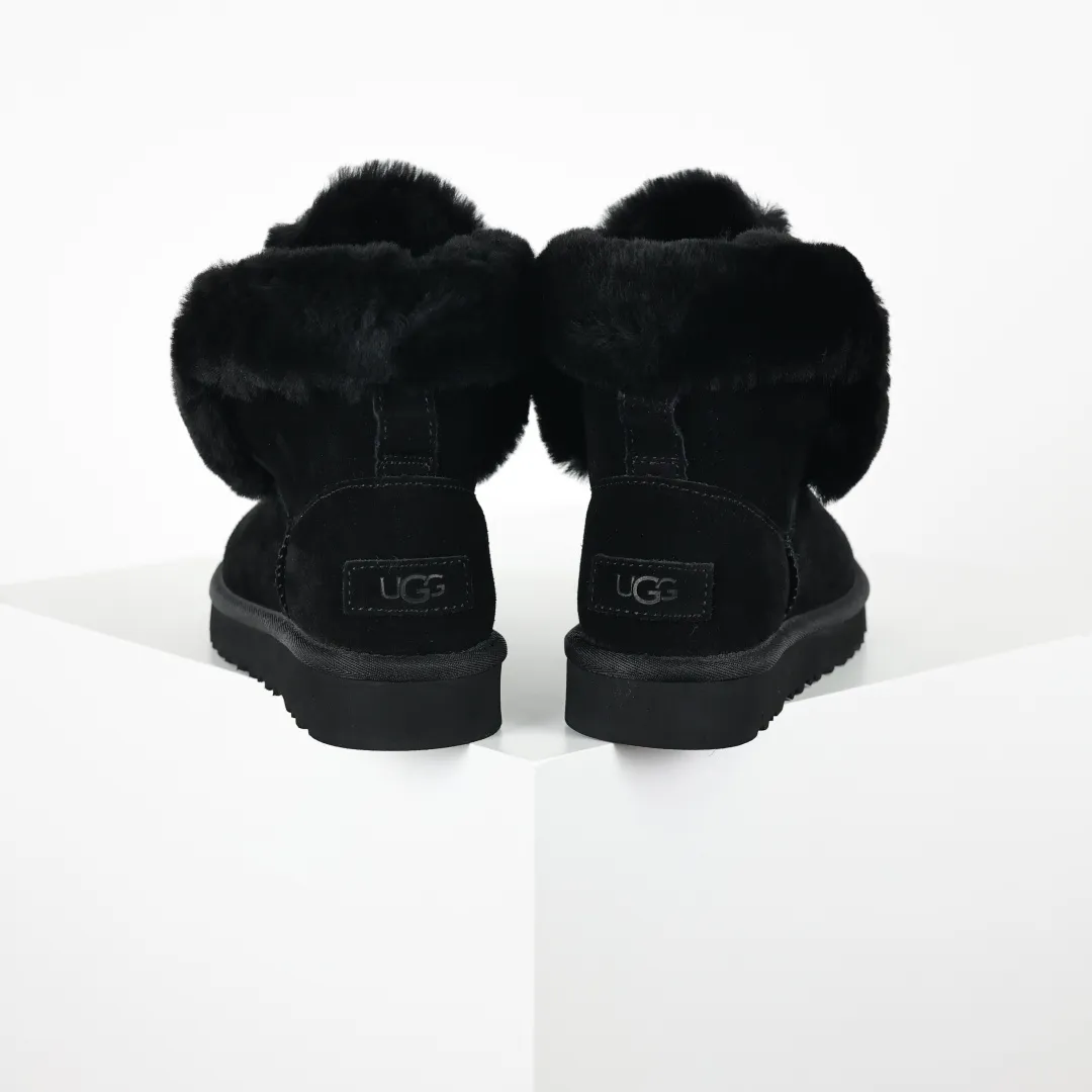 Pick up locally 💰620. The core recommendation is good price. The platform’s foreign trade is exclusively for UGG Classic women’s snow boots 1174576. Produced by the ten-year-old brand shoemaking factory production line. Pay attention to every detail. Longfeng A-grade genuine sheep fur is integrated. It is built in full compliance with the ZP process. Size: 35 36 37 38 39 40